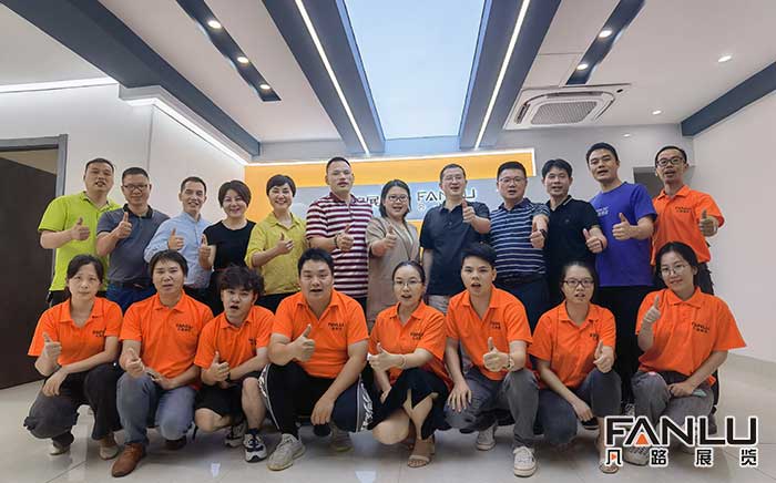鼎盛咨詢周老師及各位企業(yè)家來到凡路展覽指導工作